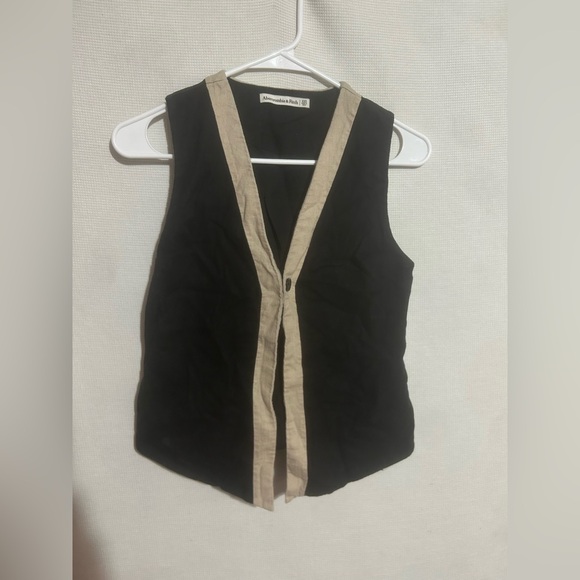 Abercrombie & Fitch colorblock tailored vest in a black and tan linen-cotton - Picture 4 of 8